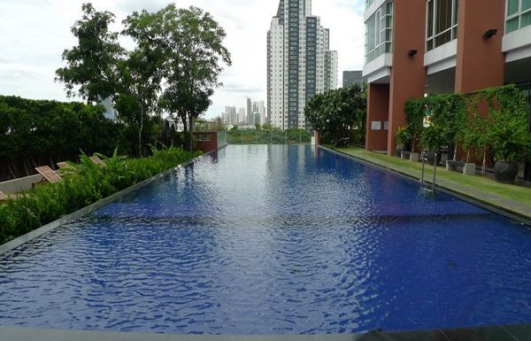 Fullerton-Sukhumvit-Bangkok-condo-for-sale-swimming-pool